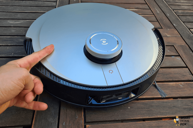 Metallische Oberfläche des Ecovacs Deebot X1 Turbo ist in der Nahaufnahme zu sehen